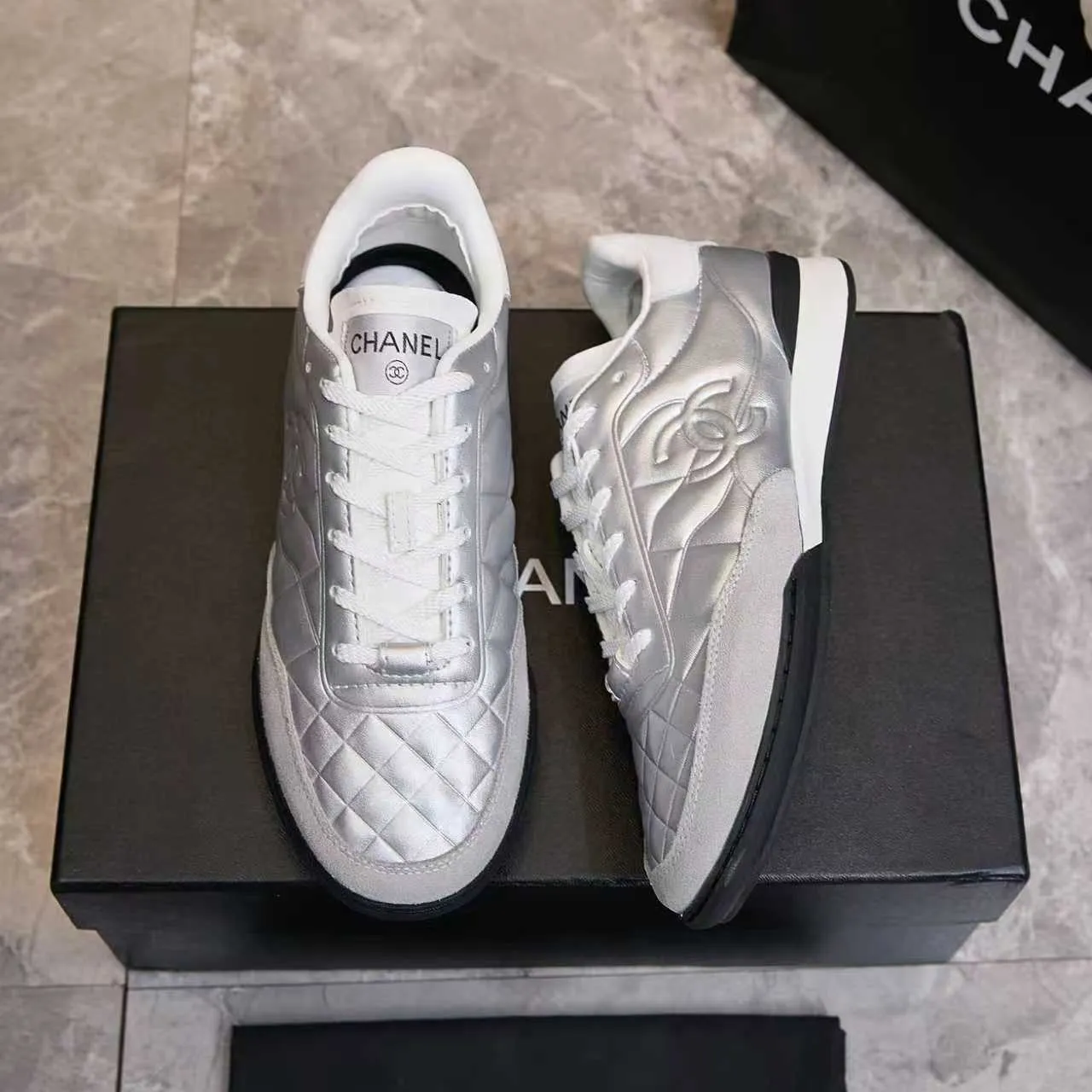 p560 Chanel Chanel - 2025 counter top casual sports shoes This classic design; the upper is electro-embroidered with a variety of craftsmanship; the outsole is fashionable and sporty; the extraordinary inclusion of a variety of color matching elements... The diversified mix and match is very beautiful and versatile, casual, fashionable, sports and outdoor can be taken into account... ꫛꫀꪝ Go➫ Materials: ❶Upper made of: Original imported mixed-breed sheep + craftsmanship ❷Inner uses: Original imported breathable sheepskin ❸ Outsole based on: Original TPU outsole Counter boutique packaging complete set Female 35–41 Male 39-45
